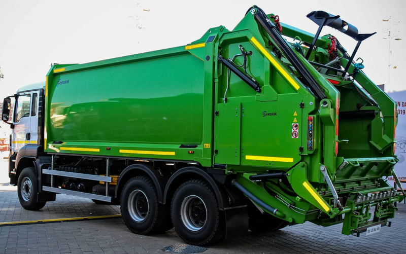 Мусоровоз // Мойка снаружи с шампунем и щетками.